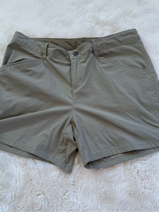 Patagonia Pants - Patagonia Women’s Light Weight Tan Hiking Active Shorts - Size 8